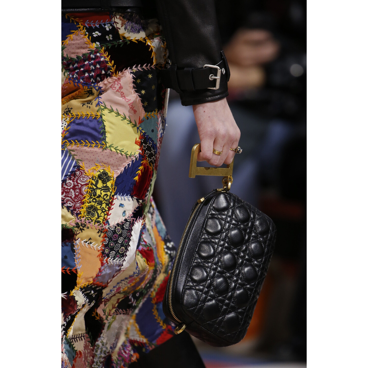 Фото Details Christian Dior , Details Dior Fall 2018 Ready-to-Wear , Детали показа Кристиан Диор , Детали показа Диор осень зима 2018 , Fashion show , неделя моды в Париже , PFW , Мария Грация Кьюри , Mainstyles